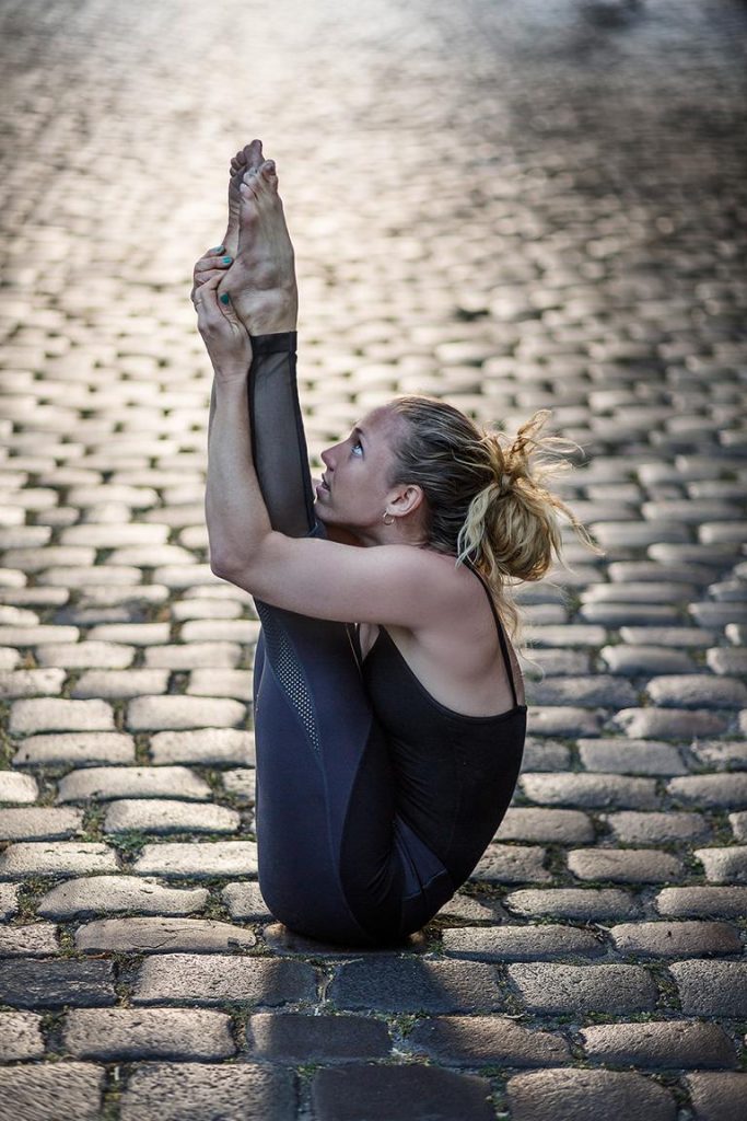creative outdoor Yoga photography with yoga teachers in Berlin streets and parks by Berlin based sports photographer Caroline Wimmer