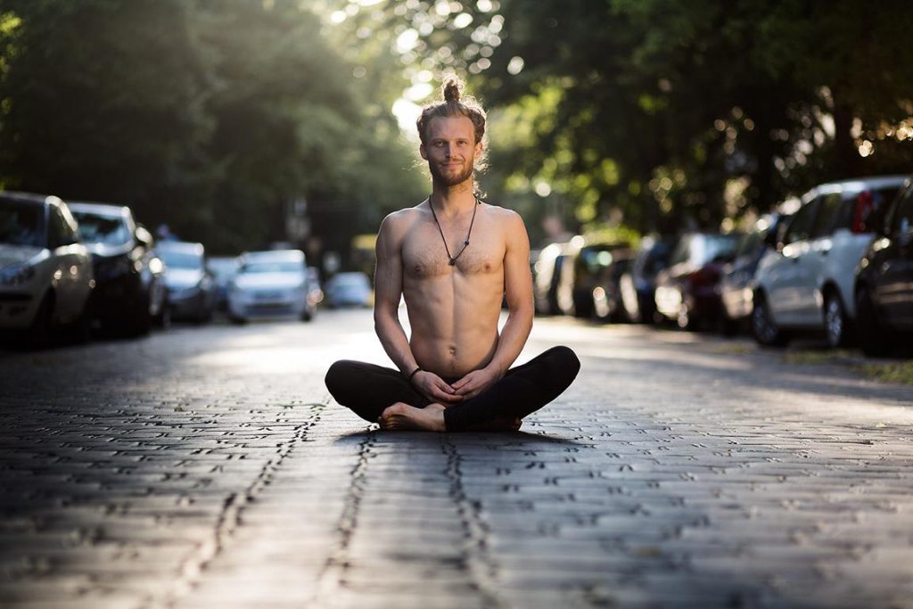 creative outdoor Yoga photography with yoga teachers in Berlin streets and parks by Berlin based sports photographer Caroline Wimmer