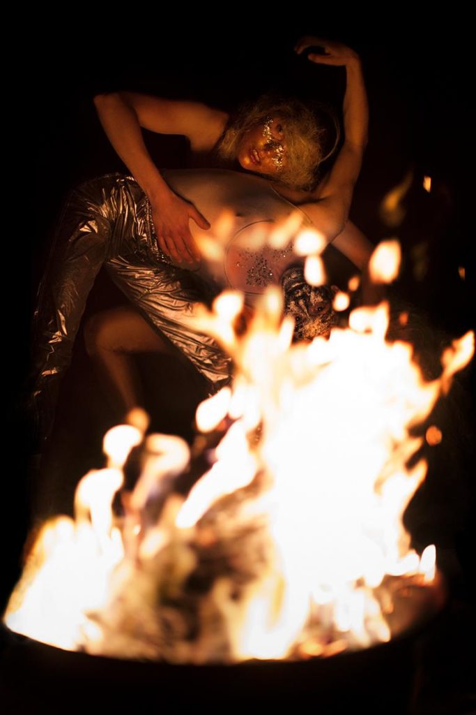 Fotos von Tänzern und Performern in selbstgemachten Küstümen tanzen um ein Feuer während einer Artist Residenz in Griechenland im Februar 2020 von Fotografin Caroline Wimmer aus Berlin.