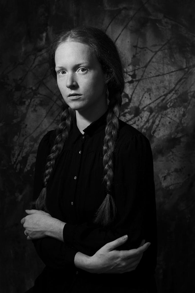 besonderes Portrait im Fotostudio vor selbstgemalten Fotohintergrund von der Portrait Fotografin Caroline Wimmer aus Berlin