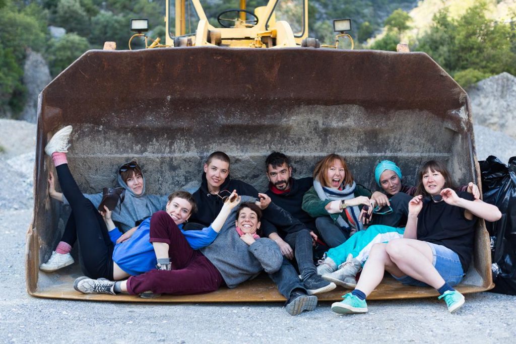 Gruppenbild der teilnehmenden Künster in der Artist Residency LatoMeie Project, The Martian Chronicles II, in Leonidio, Griechenland.
