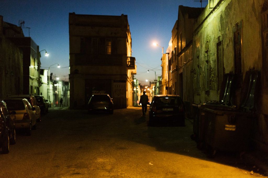 Titel - Reisefotografie und Straßenfotografie aufgenommen in Olhao, Portugal zur blauen Stunde von der Fotografin Caroline Wimmer aus Berlin