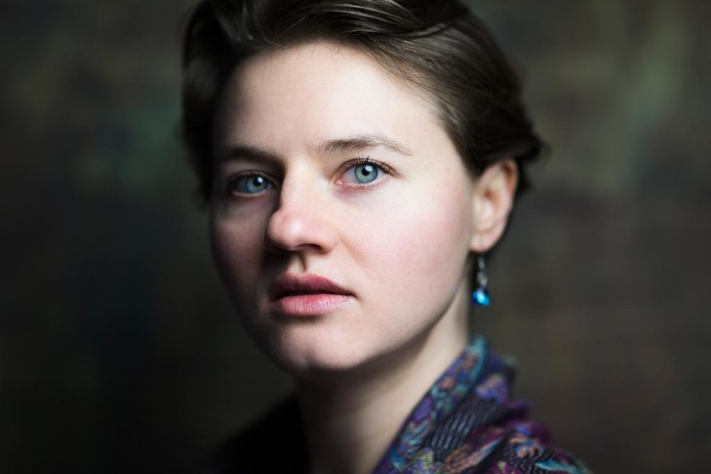 Portrait und Headshot aufgenommen von der Fotografin Caroline Wimmer aus Berlin vor einem handgemalten Fotohintergrund im Studio ATP24 am Treptower Park