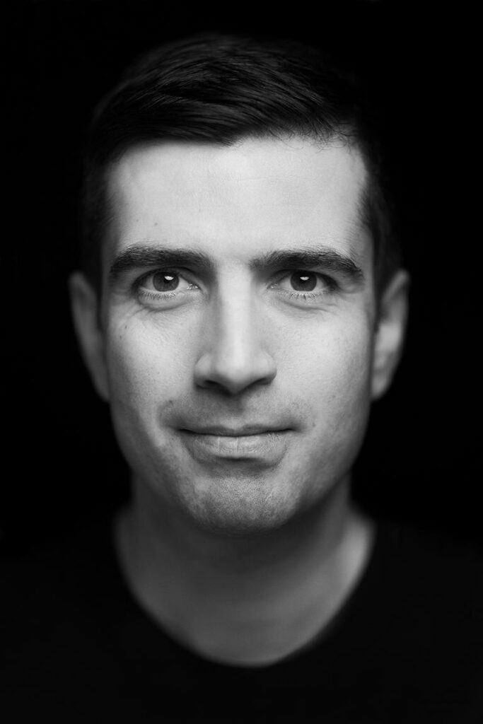 Portraitfotografie und Headshots eines Mannes in schwarz-weiß, aufgenommen im Fotostudio in Berlin von der Portrait-Fotografin Caroline Wimmer aus Berlin.