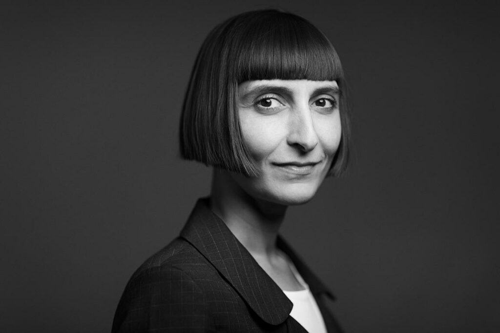 Professionelles Portrait einer Frau aufgenommen im Fotostudio in Berlin von der Portrait-Fotografin Caroline Wimmer aus Berlin.